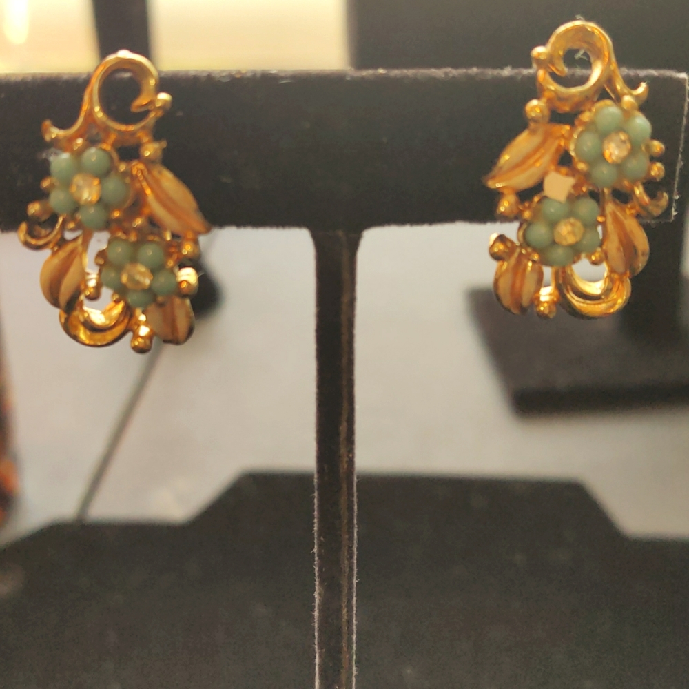 Vintage CORO green beads and crystal rhinestone gold earrings